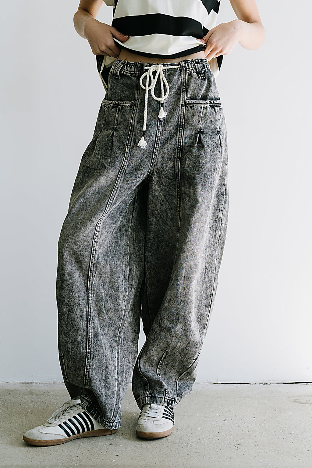 Kamryn Tapered Baggy Jeans in Grey
